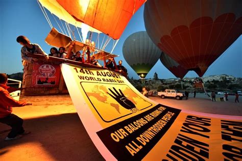 Kapadokya da balonlar Rabia pankartlarıyla uçtu