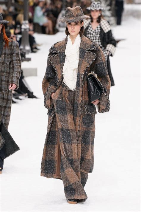 It is not short on colours that explore the various dark faces of black to then return to nature, in this case, more primitive, with references to stone and metal. KARL LAGERFELD LATEST COLLECTION / CHANEL AUTUMN WINTER ...