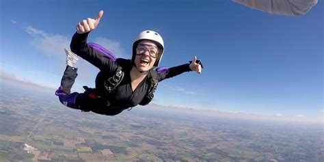 Woman Survives After Parachute Fails On 5000 Foot Skydiving Jump From