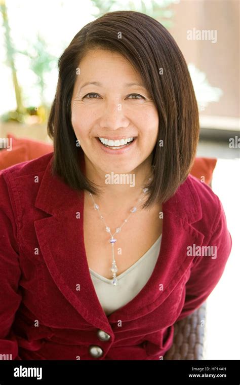 Schöne Reife Zuversichtlich Asiatische Frau Lächelnd Stockfotografie Alamy