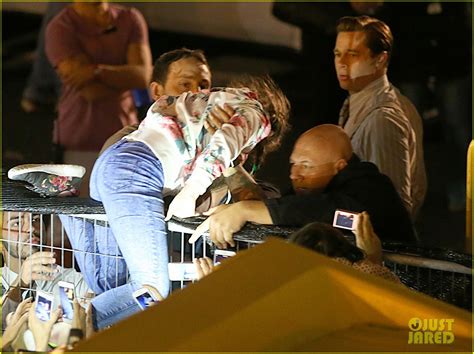 Photo Brad Pitt Saves Little Girl From Being Crushed By Crowd 04