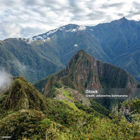 Huayna Picchu Oder Wayna Pikchu Berg In Wolken Erhebt Sich Über Machu