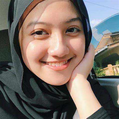 Dewi Andini Hijaber Manis Dan Romantis Selebriti Hijab