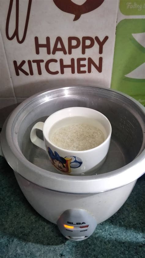 Tutorial masak nasi dalam cawan gebu giler. Dalam inner pot rice cooker, masukkan air setengah periuk ...