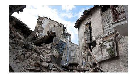 A temblor knocked down many of the buildings in the village. Qué significa soñar con temblor
