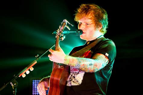 I know our edit is really terrible but trust me we worked so hard to film this video and. Ed Sheeran in een bomvolle HMH | Ed Sheeran gaf 20 ...