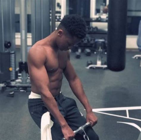 Actor Abraham Attah Shows Off His Fresh 6 Pack To Entice Girls In