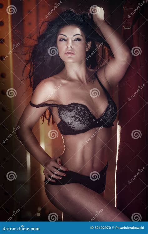 femme sexy de brunette dans la lingerie photo stock image du brune idéal 59192970