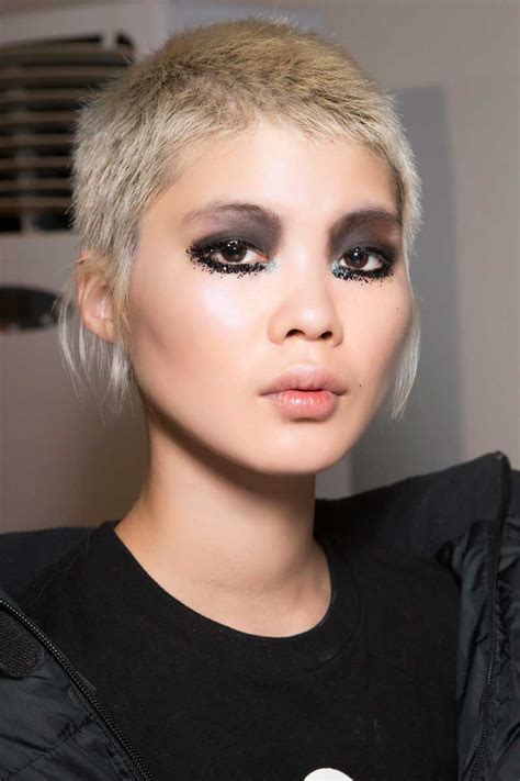Un modèle idéal pour celles qui souhaitent donner de la. Coupe courte asymétrique automne hiver 2018 - Les plus ...