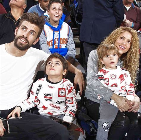 Shakira Y Gerard Con Sus Hijos En El Partido De Los Knicks En Nueva