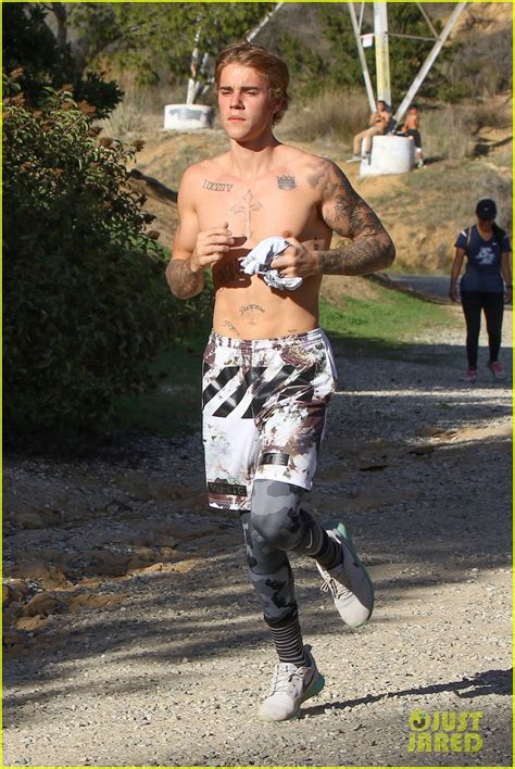 Photo Justin Bieber Goes Shirtless For Afternoon Jog Photo