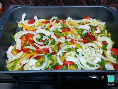 Merluza al horno con patatas y verduras Receta FÁCIL