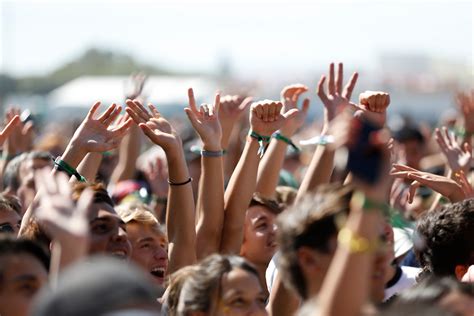 el misterio de la ola amarilla que copó el primer día del lollapalooza 2019 y los personajes