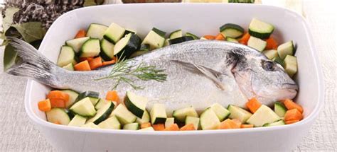 Pulite e tagliate a pezzi grossolani le zucchine, le carote e il sedano. Ricetta Orata al forno con verdure miste - CucinarePesce.com