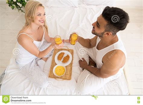 Junges Paar Frühstück Das Im Bett Im Glückliches Lächeln Hispanischen