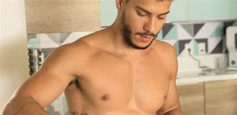 Arthur Aguiar cozinha café da manhã sem camisa