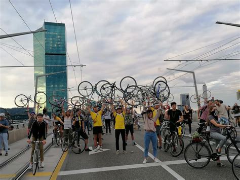 Critical mass is an utrecht based ngo that designs interactive exhibitions, multimedia installations, films and games that encourage people to reflect on their own attitudes and behaviour. Critical Mass Zürich Juni 2020