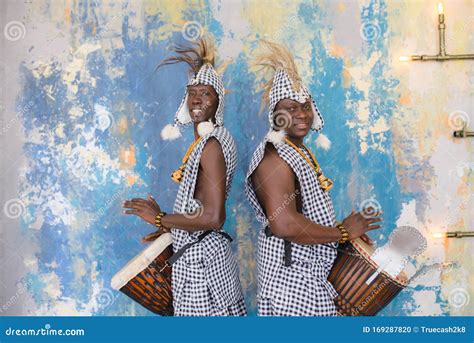 Un Gruppo Di Persone In Costumi Africani Tradizionali Che Suonano
