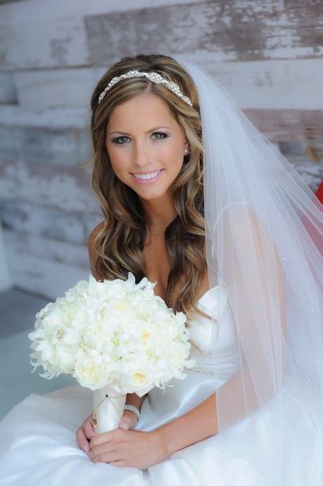 Ein geflochtener zopf hält die haare ordentlich zusammen. Haarschmuck hochzeit offene haare