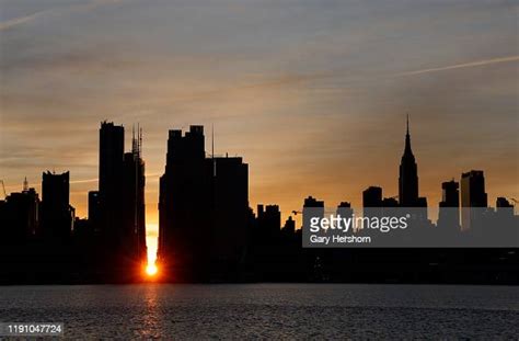 The Sun Rises During A Manhattanhenge Sunrise Along 42nd Street News
