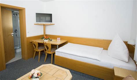 The publicly funded residence is open to students of the friedrich alexander university and offers not only very favourable terms but also very short distances: Pension Haus Sonne in Erlangen, Monteurzimmer in Erlangen ...