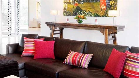 Do grey cushions go with brown sofa. How to decorate your living room with cushions