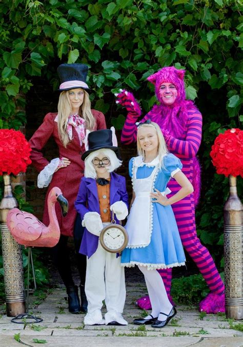 Familie mit thematischer Verkleidung aus Alice im Wunderland Alice im wunderland kostüm