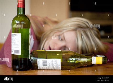Junge Blonde Alkoholische Betrunkene Frau Mit Leeren Flaschen Alkohol Großbritannien Von