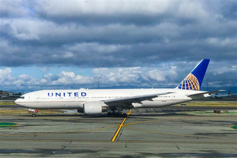 United Boeing 777 200200er — Officer Wayfinder