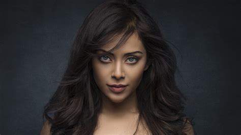 ash eyes girl model is standing in black wall background hd girls wallpapers hd wallpapers