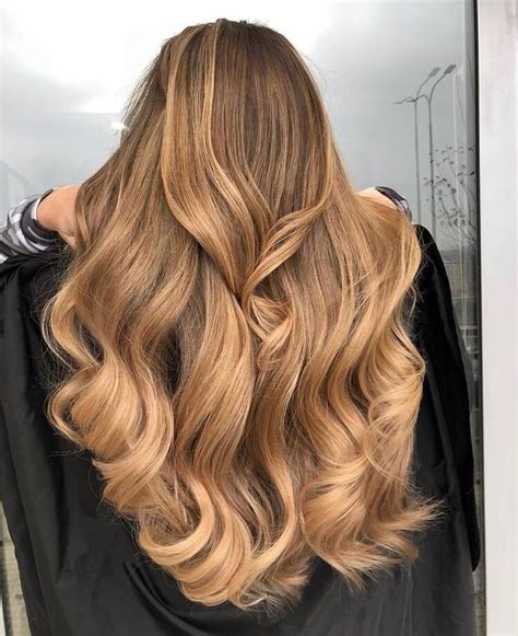 Cheveux caramel pour l été 2021 les meilleures idées techniques à