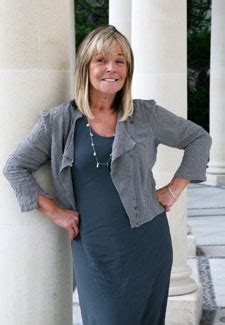 Linda robson (born 13 march 1958) is an english actress and presenter, best known for playing tracey stubbs in the sitcom birds of a feather and her appearances as a weekly panellist on the itv. Linda Robson's Valentine's plans - Celebrity Gossip