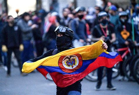 la violencia disminuye en la tercera jornada de protestas contra la policía en colombia