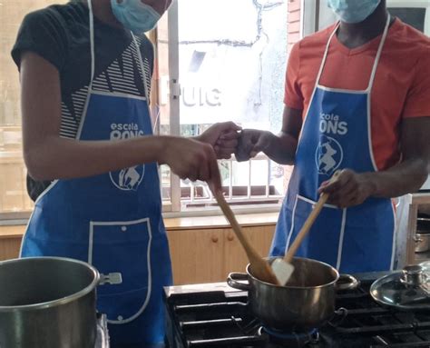 Cortinaje y complementos de decoración. Jóvenes del servicio de primera acogida 'Montsià' de ...