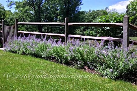 I use the thicker rails for the bottom or foundation of the fence, and use the thinner ones as i build it up. 21 Perfect Examples Of Stylish Split Rail Fence Landscape Ideas - Home, Family, Style and Art Ideas