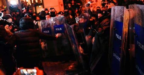 Policía turca reprime a participantes de marcha por el Día de la Mujer