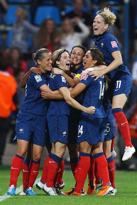 Le football féminin s'impose en france après la première guerre mondiale avec la mise en place d'un la france hérite du groupe c, composé de l'islande, de autriche et de la suisse. Football féminin : la France enchaîne les victoires ...