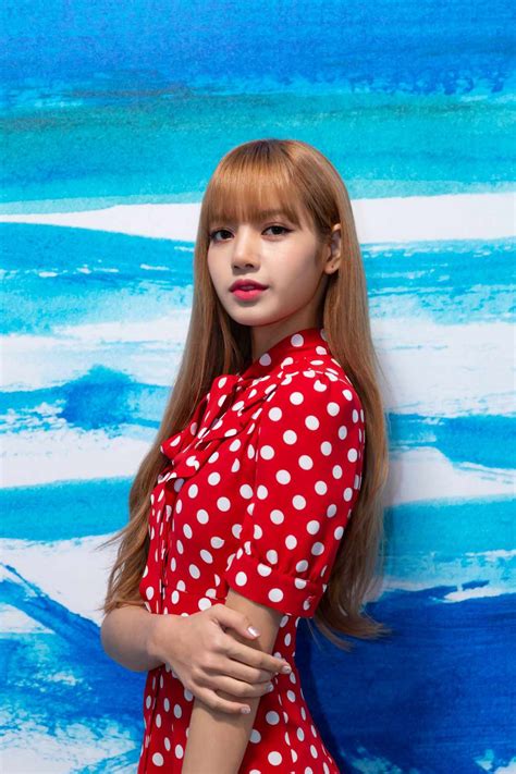 Lisa From Blackpinks Best Outfits Instyle