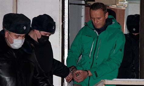 principal opositor de putin alexei navalny enfrenta novo julgamento que pode aumentar sua pena