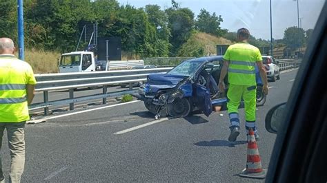 Incidente Sulla Tangenziale Di Napoli Auto Distrutta Dopo Aver Urtato