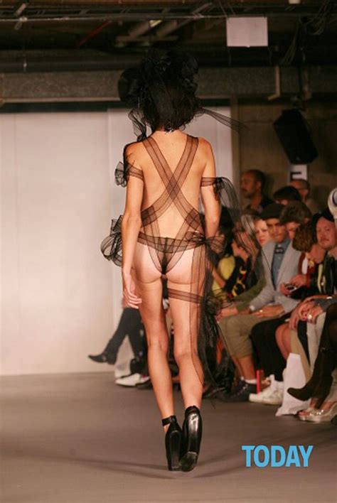 London Fashion Week Modelle Nude Per Pam Hogg