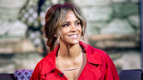 Halle maria berry was born maria halle berry on august 14, 1966 in cleveland, ohio and raised in bedford, ohio to judith ann hawkins, a psychiatric nurse & jerome jesse berry, a hospital attendant. Halle Berry Shared Her Favorite Beauty Products for 2020 ...
