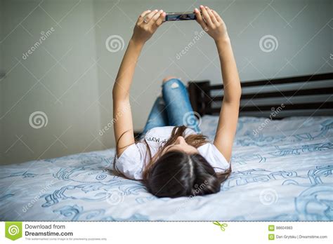 Gelukkige Vrouw Die Op Het Bed Liggen En Selfie Foto Op Smartphone