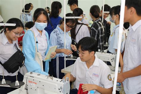 Cảnh giác tin nhắn giả chứa link 'độc' chiếm đoạt tài khoản facebook, zalo. Trường THCS Lạc Hồng, Quận 10. Trường THPT Huỳnh Tấn Phát ...