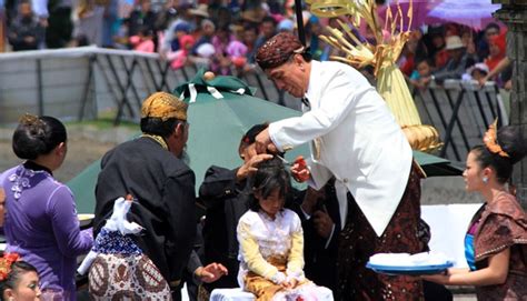 Upacara Pemotongan Rambut Gimbal Di Dieng Culture Festival Travel