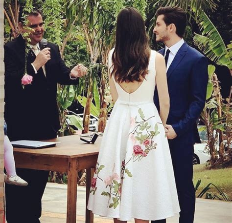 Camila Queiroz e Klebber Toledo se casam no civil no interior de São Paulo Quem QUEM News