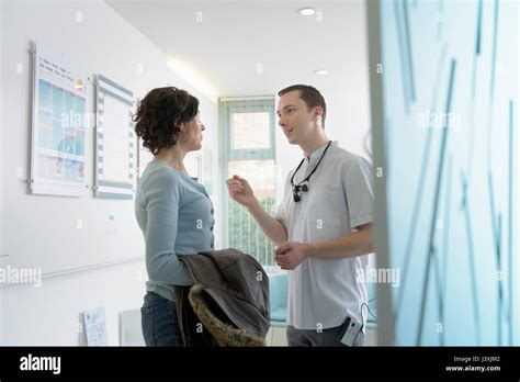 zahnarzt sprechen mit patienten im wartezimmer der zahnarztpraxis stockfotografie alamy