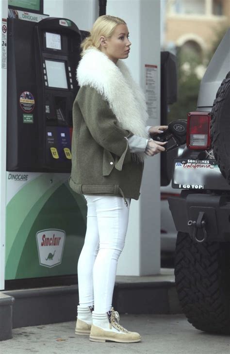 Iggy Azalea Was Spotted At A Gas Station In Calabasas 12 10 2016