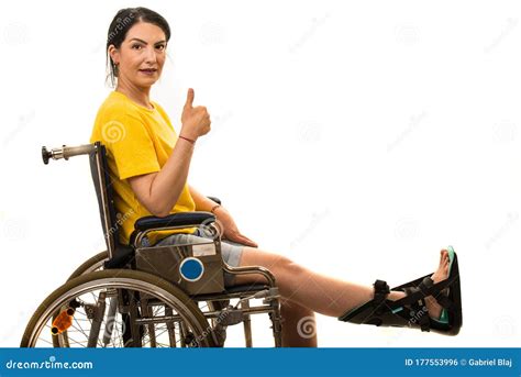 vrouw in een rolstoel die duim omhoog geeft stock foto image of comfort zorg 177553996