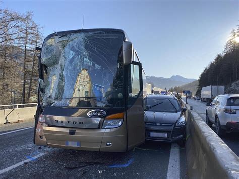 Bei stau oder stockendem verkehr muss in der mitte eine gasse für rettungsfahrzeuge frei bleiben. A13: Busfahrer starb auf dem Beifahrersitz - tirol.ORF.at